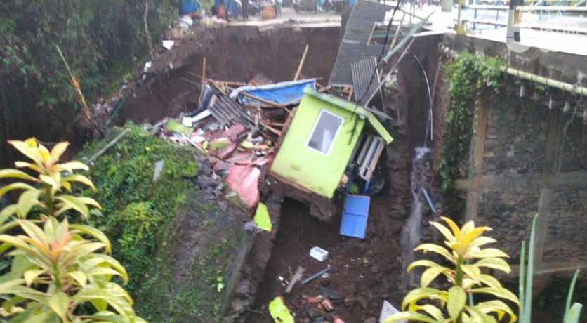 Sempat Tertimbun Longsor, Satpam Perumahan Singosari Malang Selamat