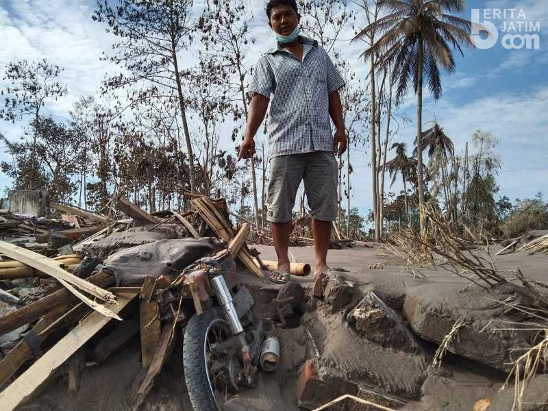 Uang Tabungan Rp 9 Juta Hangus, Motor Kerja Warga Lumajang Terkubur Abu Semeru