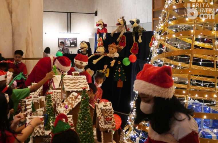 Sambut Christmas, Grand Mercure Surabaya Ajak Anak Panti Dekorasi Lampu Natal