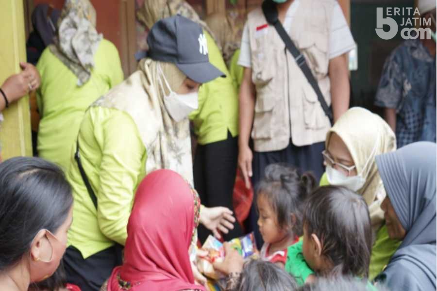 Istri Bupati Sidoarjo Ning Sasha Datangi Posko Pengungsian Erupsi Semeru