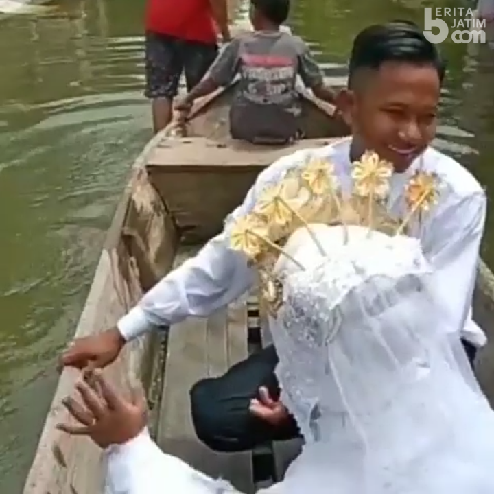 Viral, Dua Sejoli Ini Naiki Perahu dan Menikah Saat Banjir Melanda