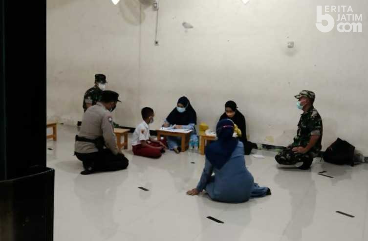 Babinsa dan Bhabinkamtibmas Surabaya Utara Kawal Vaksinasi Pelajar