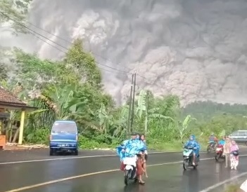 Sebelum Erupsi, Semeru Gelontorkan Banjir Lahar Dingin