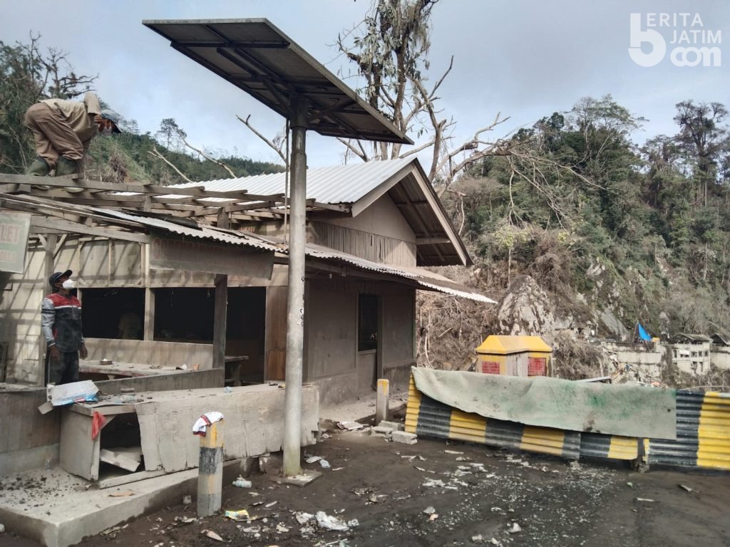 Demi Jembatan Gantung, Warung Gladak Perak Lumajang Dibongkar