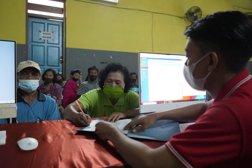 Tingkatkan Layanan, Petugas Dukcapil Kabupaten Kediri Jemput Bola ke Desa
