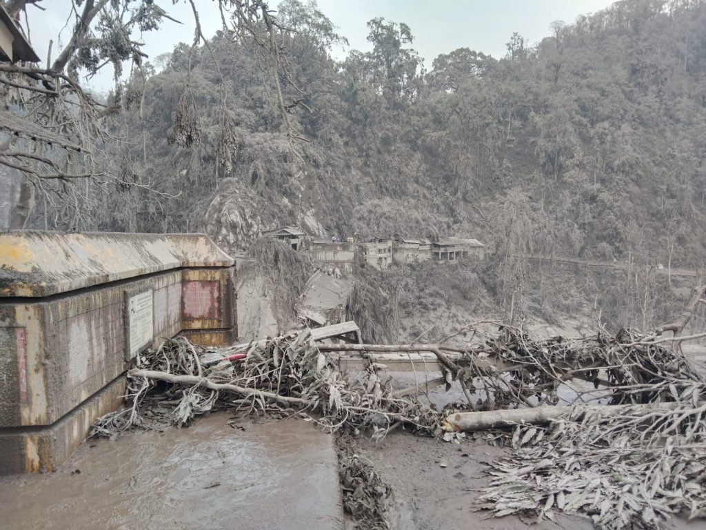 Seorang Ibu Meninggal Tertimbun Lahar Semeru Saat Gendong Anaknya