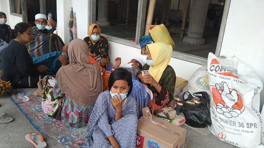 Trauma, Sejumlah Pengungsi Tidur di Emperan Rumah Warga