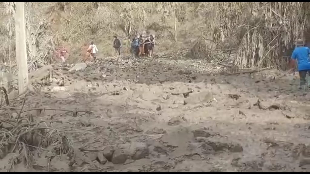 Erupsi Semeru: Medan Pencarian Sulit, Alat Berat TNI AD Mulai Difungsikan Besok Pagi