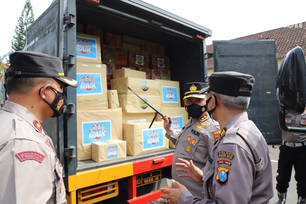 Polres Kediri Kota Kirim 3 Truk Berisi Bantuan untuk Korban Semeru