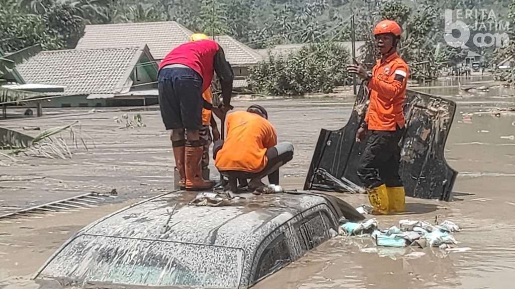 Mobil Relawan UNS Tertimbun Lumpur Saat Evakuasi Korban Erupsi Semeru