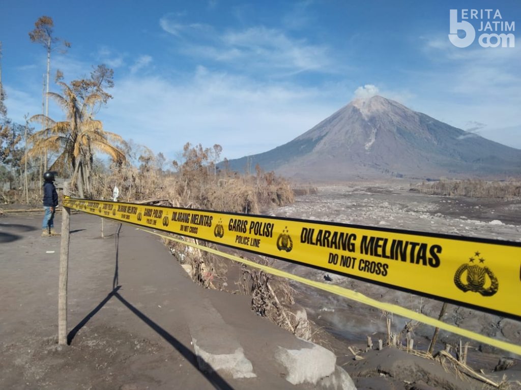 Berbahaya, Jalur Menuju Tambang Pasir Semeru Dipasang Garis Polisi