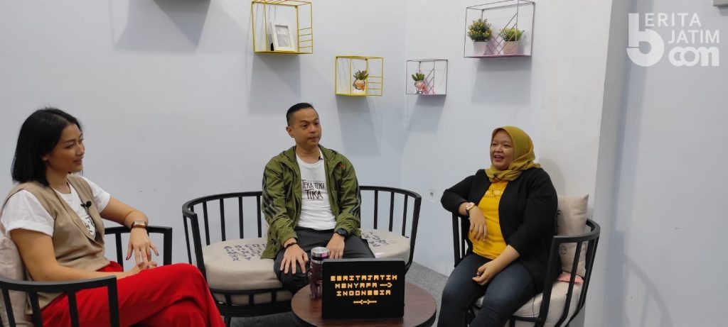 Teka-teki Tika, Film Baru Ernest Prakasa Bergenre Drama Misteri Keluarga