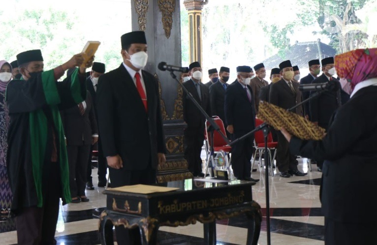 Lantik Sekda Baru, Bupati Jombang Sampaikan Pesan Khusus