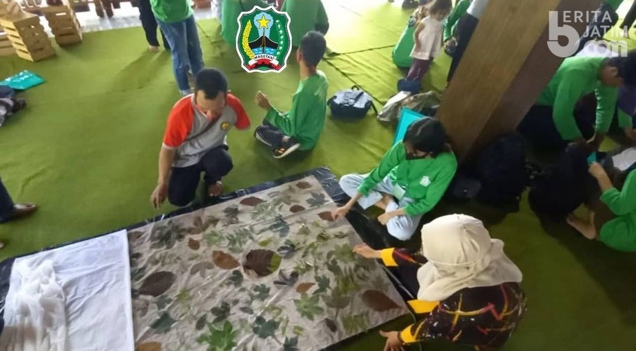 Penyandang Disabilitas di Magetan Belajar Batik Ecoprint