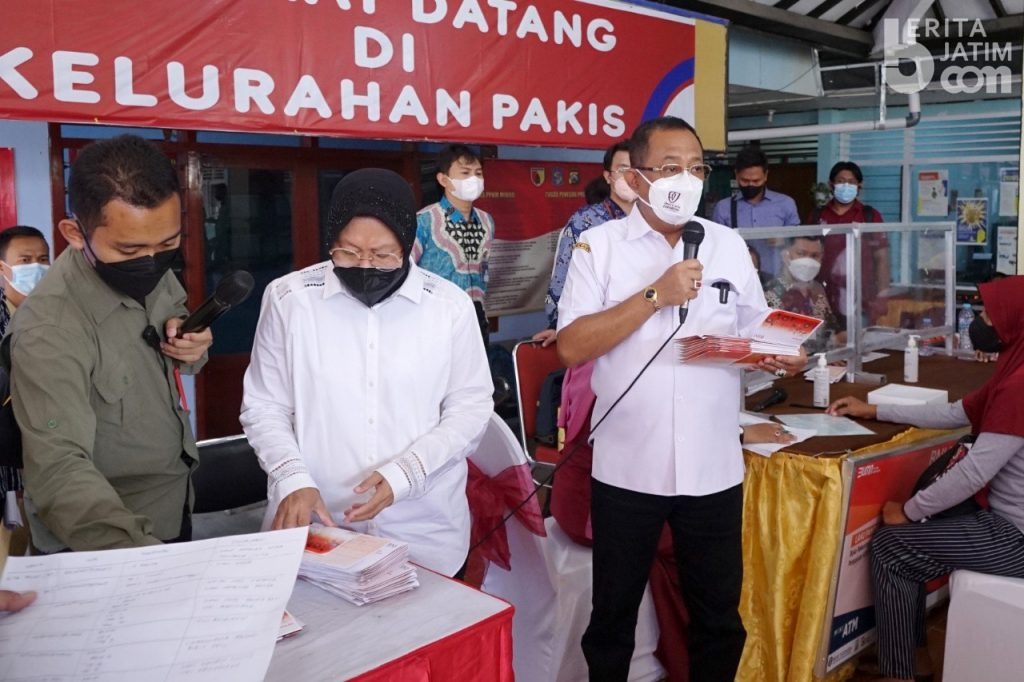 Mensos Risma Bagikan PKH Tunai, Wawali Surabaya Bantu Jemput Bola