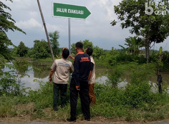 BPBD Jombang Pasang Rambu Evakuasi di Sepanjang Jalur Lahar Gunung Kelud