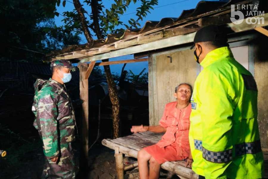 Rumah Roboh Akibat Puting Beliung, Janda Renta Ditampung Kantor Desa Ngale Ngawi