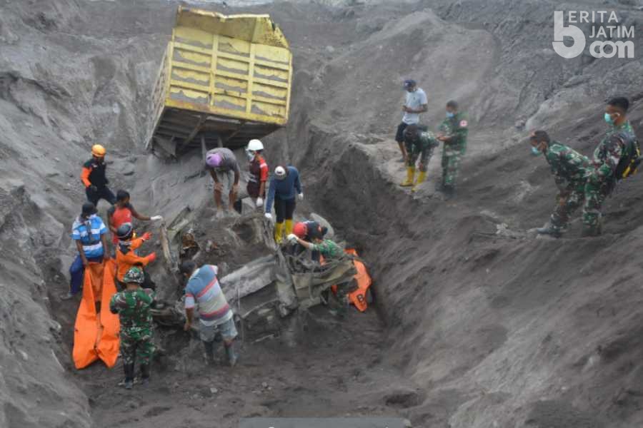 2 Korban Erupsi Semeru Ditemukan Terperangkap Dalam Truk Pasir