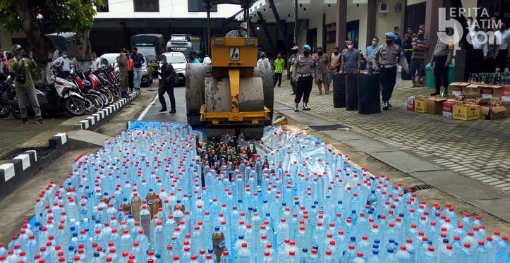 Di Jombang, 1.621 Botol Miras Digilas Alat Berat