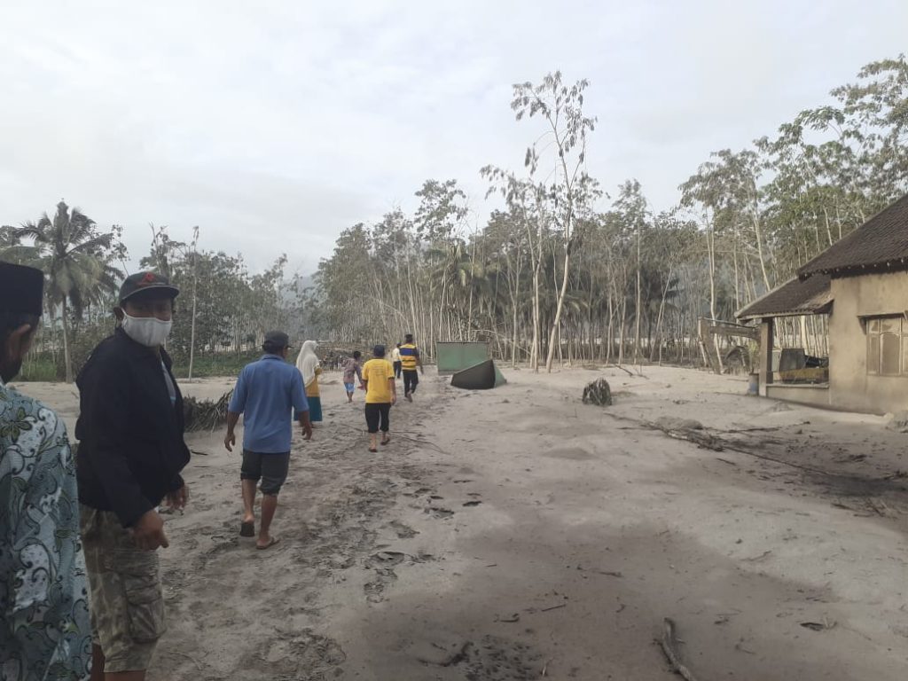 BNPB Kerahkan 3 Helikopter untuk Cari Korban Erupsi Semeru