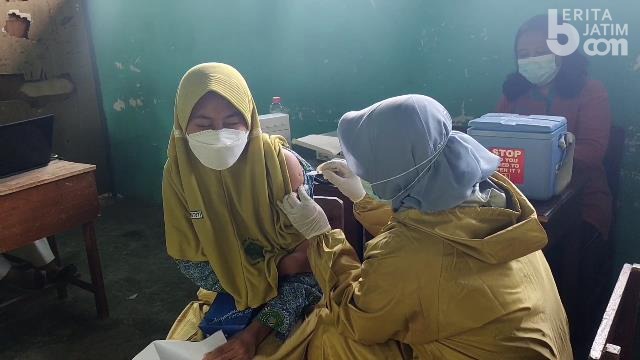 Pelajar Ikuti Vaksinasi Sekaligus Galang Dana untuk Korban Semeru