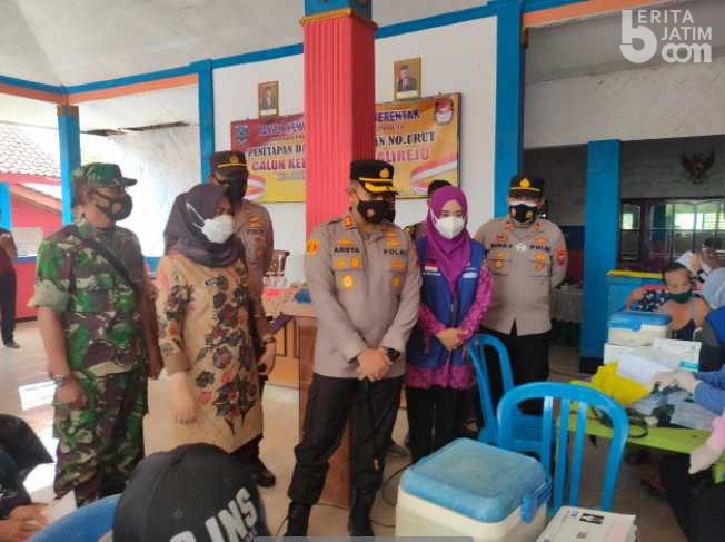 Jelang Nataru, Polres Probolinggo Gencar Lakukan Vaksinasi Lansia