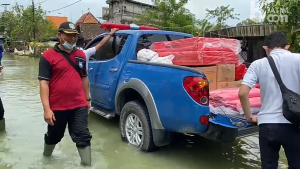 Kemensos Salurkan Paket Bantuan Untuk Korban Banjir di Lamongan