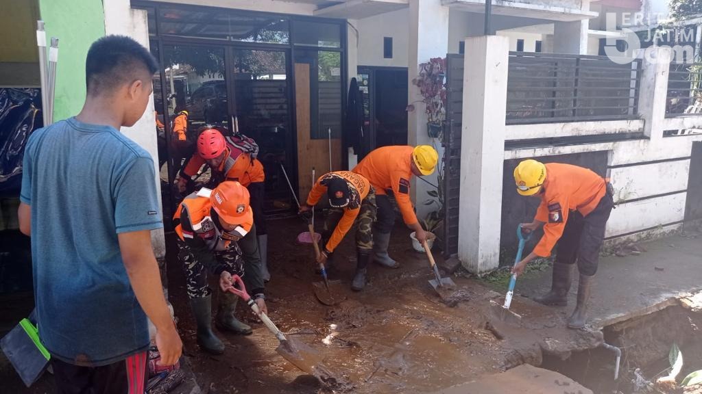 Ada ‘Relawan’ yang Datang untuk Bikin Konten Medsos di Lokasi Banjir Mangli Jember