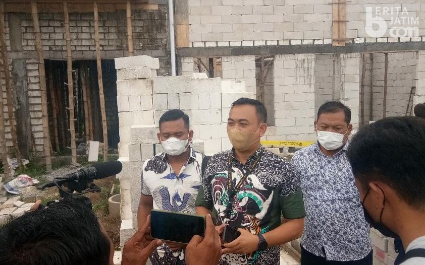 Polres Lamongan Pasang Garis Polisi di Rumah Tersangka Investasi Bodong