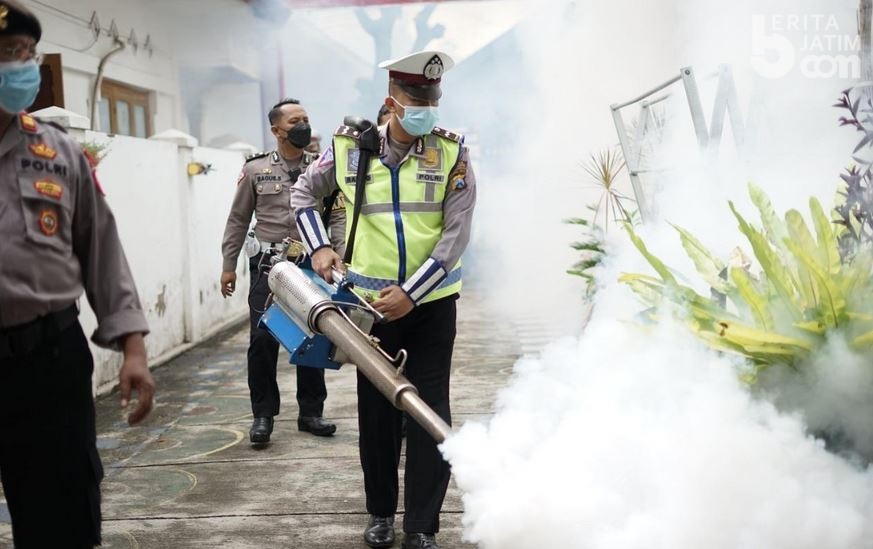 Banyak Kasus DBD, Satlantas Polres Ponorogo Lakukan Fogging