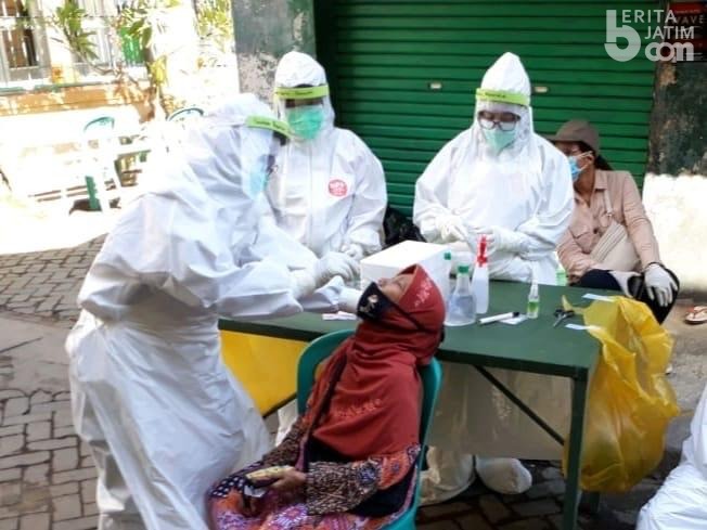 Cegah Omicron, Surabaya Terapkan Swab PCR Acak ke Perkampungan
