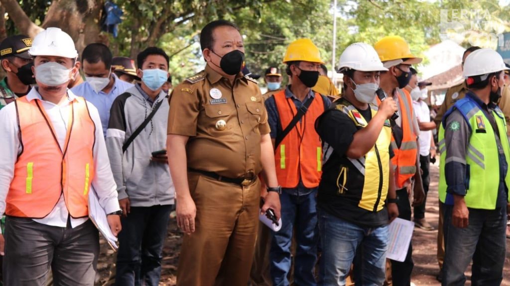 Bupati Hendy Takkan Bayar Pengaspalan Jalan Berkualitas Jelek di Jember
