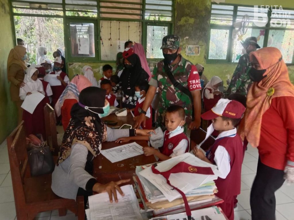 TNI Bantu Vaksinasi Pelajar SDN Margoanyar Lamongan