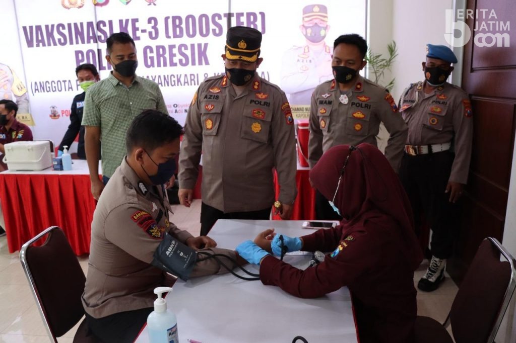 Polisi Gresik Jalani Vaksinasi Booster
