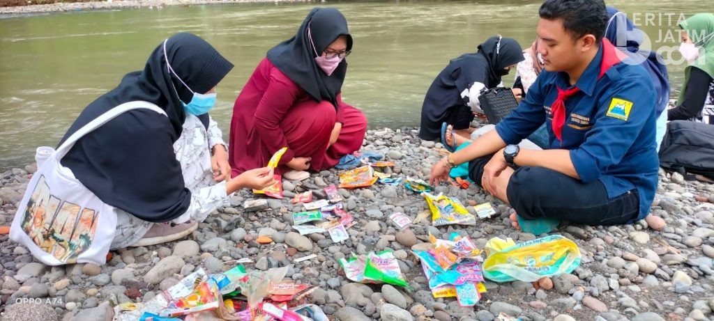 Dipenuhi Sampah Plastik, Kadar Kimia Sungai Bedadung Jember Lebihi Ambang Batas