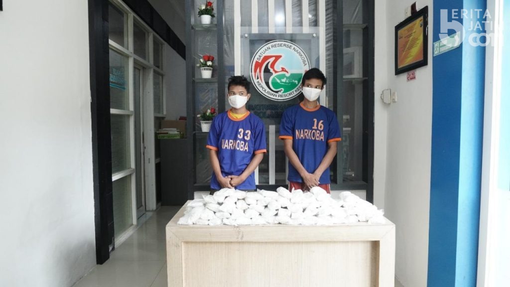 Kakak Beradik di Kediri Ini Kompak Jualan Pil Koplo