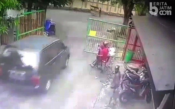 Pencuri Motor Beraksi di Tengah Keramaian Terekam CCTV