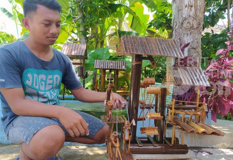 Pemuda Asal Ponorogo dapat Cuan dari Miniatur Kincir Air