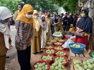 Gubernur Jawa Timur Borong Buah Srikaya di Pasar Bluto Sumenep