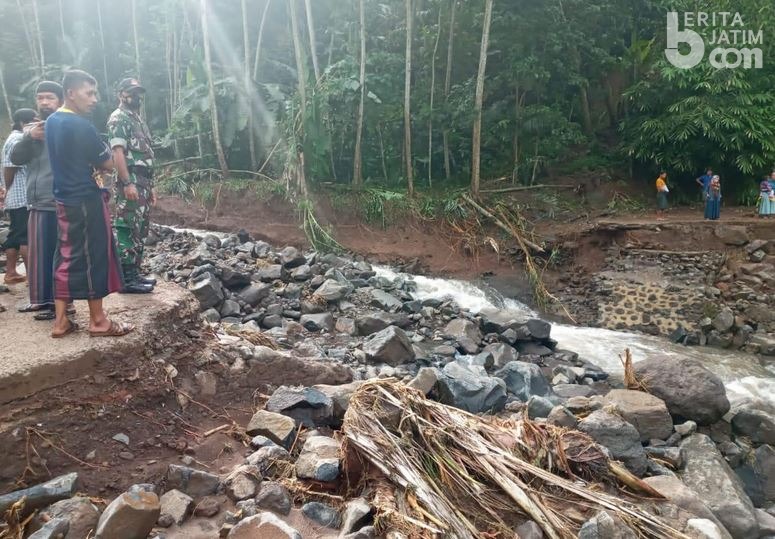 Banjir, 2 Jembatan di Pakuniran Probolinggo Putus