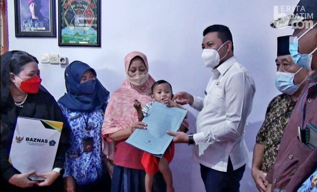 Wabup Sidoarjo Bantu Keluarga Balita Penderita Atresia Ani