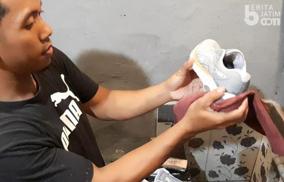 Tangkap Peluang Kala Pandemi, Pemuda Lamongan Bisnis Shoes Cleaning