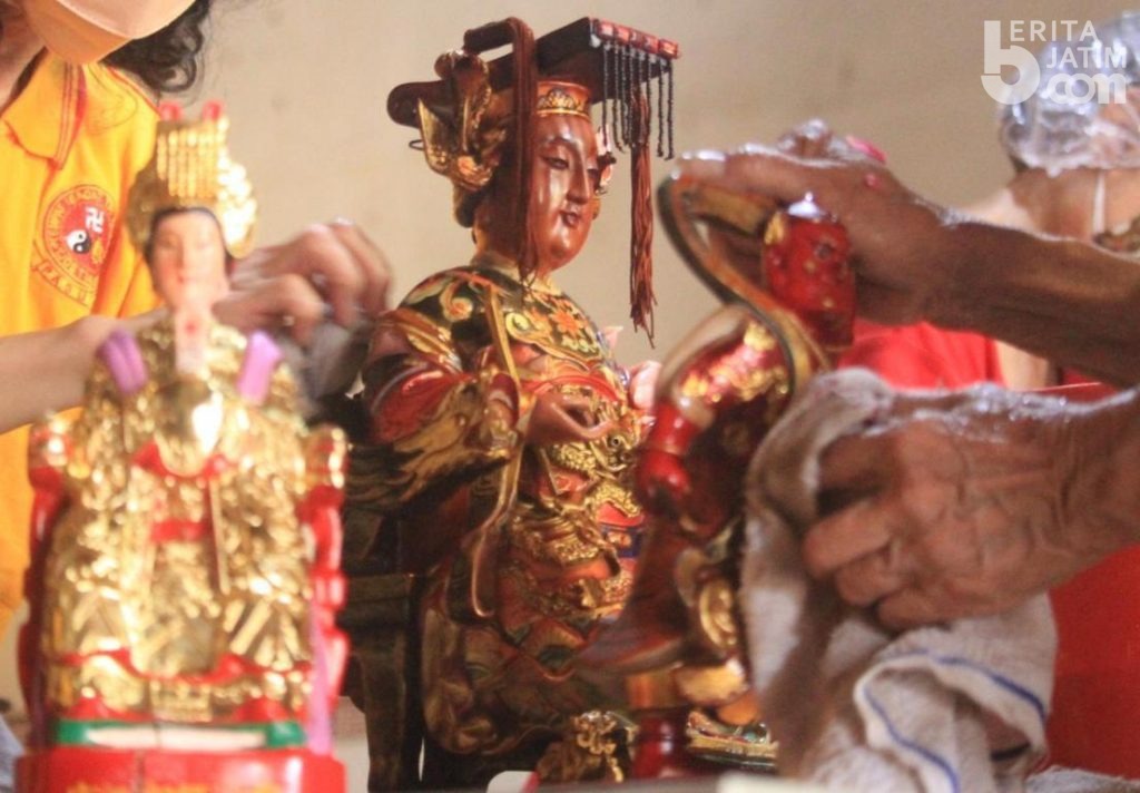 Jelang Imlek, Warga Tionghoa Kota Pasuruan Bersihkan Patung Dewa