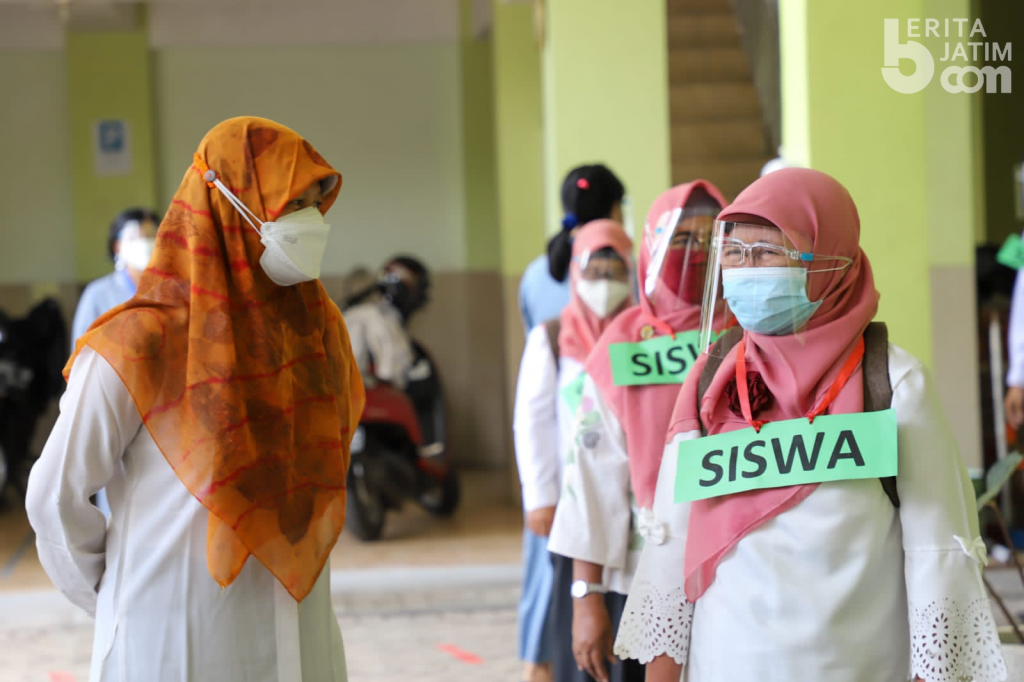Hari Pertama Sekolah, Wakil Ketua DPRD Surabaya Cek Kesiapan PTM 100 Persen