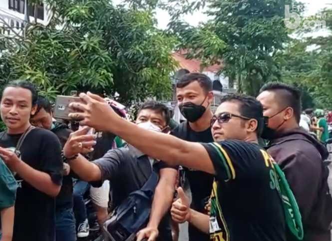 Ribuan Bonek Kawal Tim Persebaya Surabaya