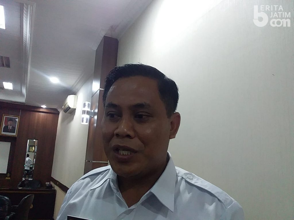 Petugas Sita 20 Ribu Batang Rokok Ilegal, Periksa Pasutri di Jember