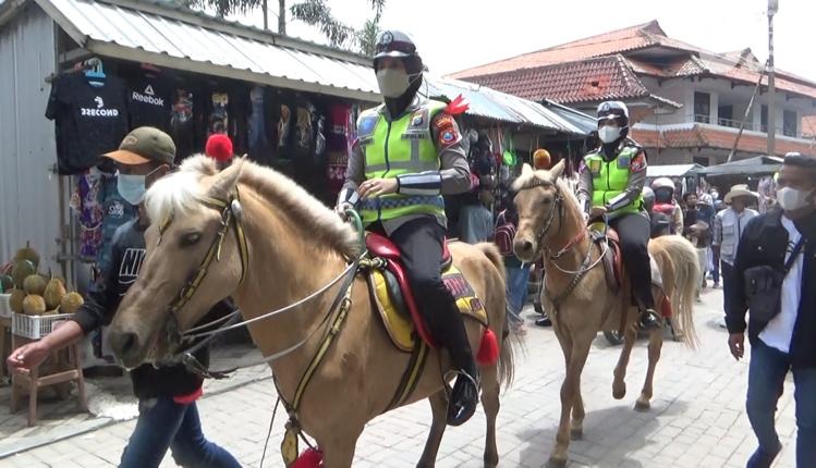 Wisatawan Telaga Sarangan Padat, Polwan Polres Magetan Sosialisasikan Prokes