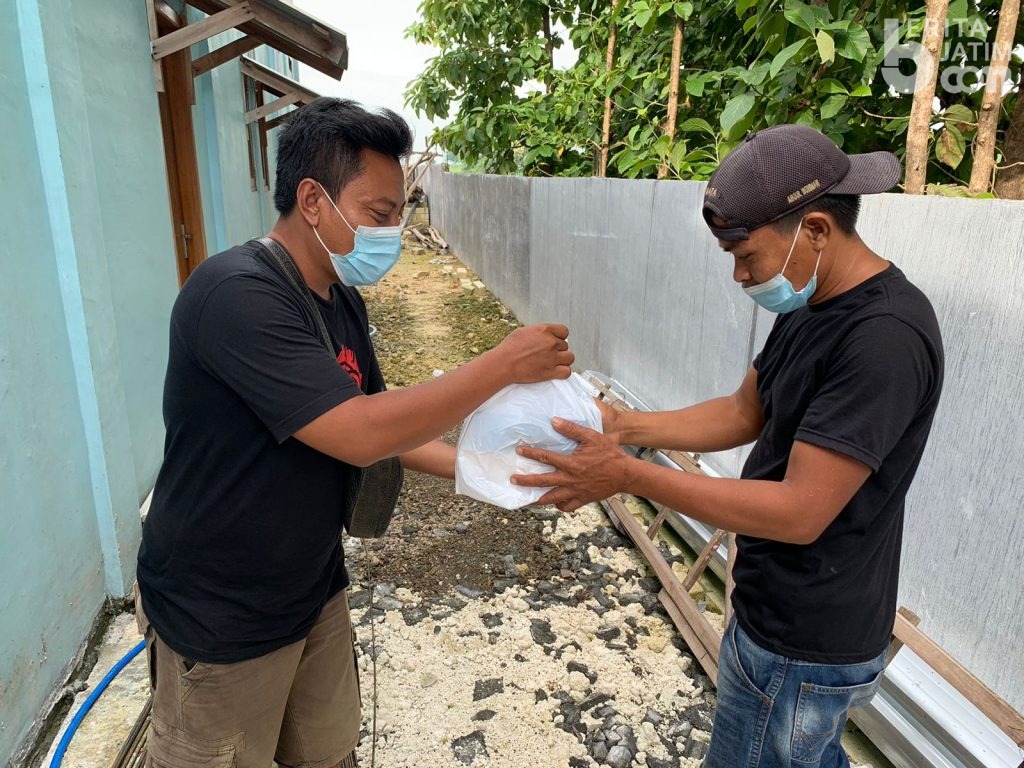 Sasar Warga Berpenghasilan Rendah, Pemuda Lamongan Bagikan Ratusan Nasi Bungkus