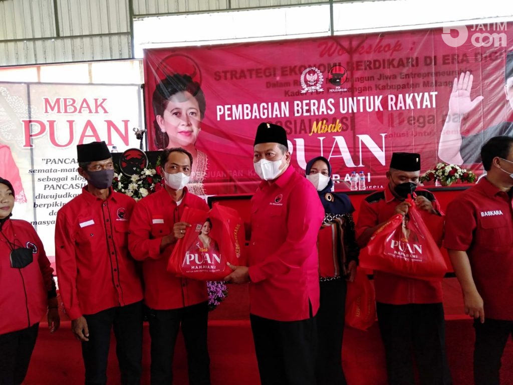 Puan Maharani Bagikan 12 Ribu Paket Beras di Kabupaten Malang
