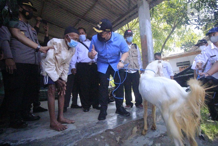 Bupati Kediri Berikan 2 Ekor Kambing untuk Lansia yang Jadi Korban Penipuan